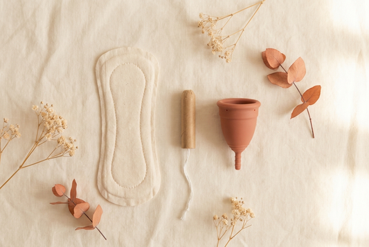 Ped, tampon ve menstrual kap yan yana